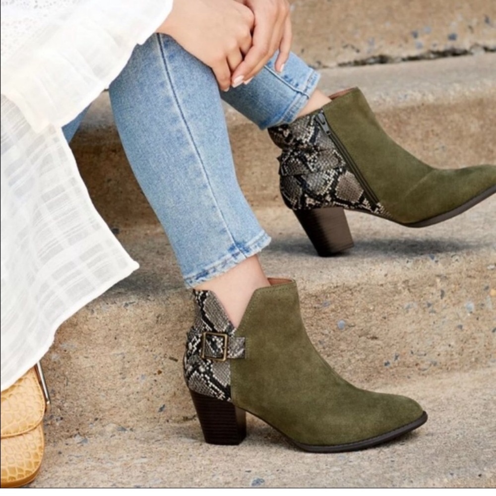 Vionic olive green Naomi snake‎ suede ankle boots sz 7